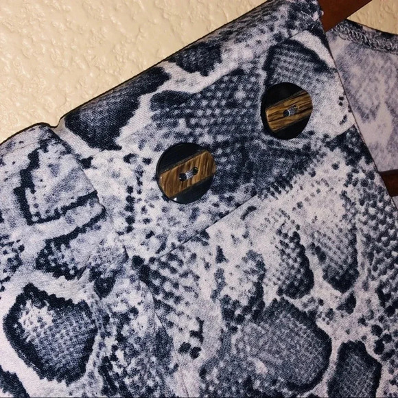 UNCOMMON Job Modern Snake Print Button Up Blouse - Picture 4 of 6